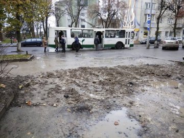 Луцькі комунальники «забули» прибрати за собою після ремонту тепломережі. ФОТО