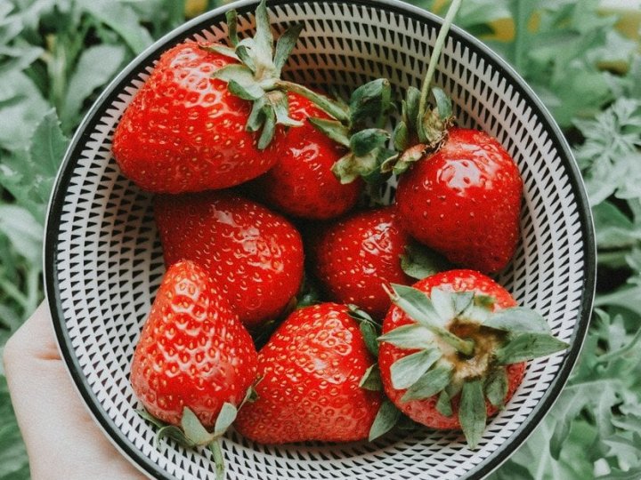 Чим обробити полуницю, щоб вона була солодкою, наче мед: підживлення без хімії