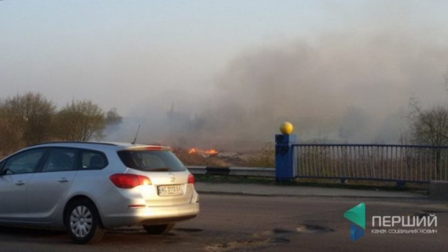 Чергова пожежа в Луцьку: спалахнула трава біля Стиру