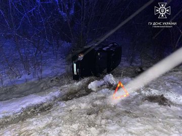 На Волині автомобіль злетів у кювет і перекинувся