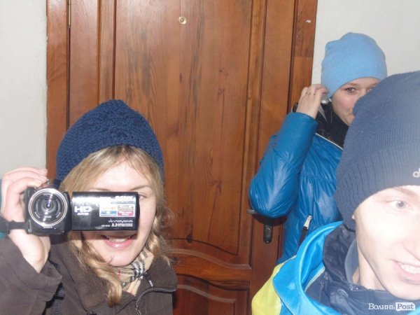 У Рожищі автомайданівці хотіли змусити міліціонера сховати відеокамеру. ФОТО. ВІДЕО