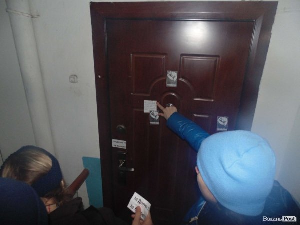 У Рожищі автомайданівці хотіли змусити міліціонера сховати відеокамеру. ФОТО. ВІДЕО