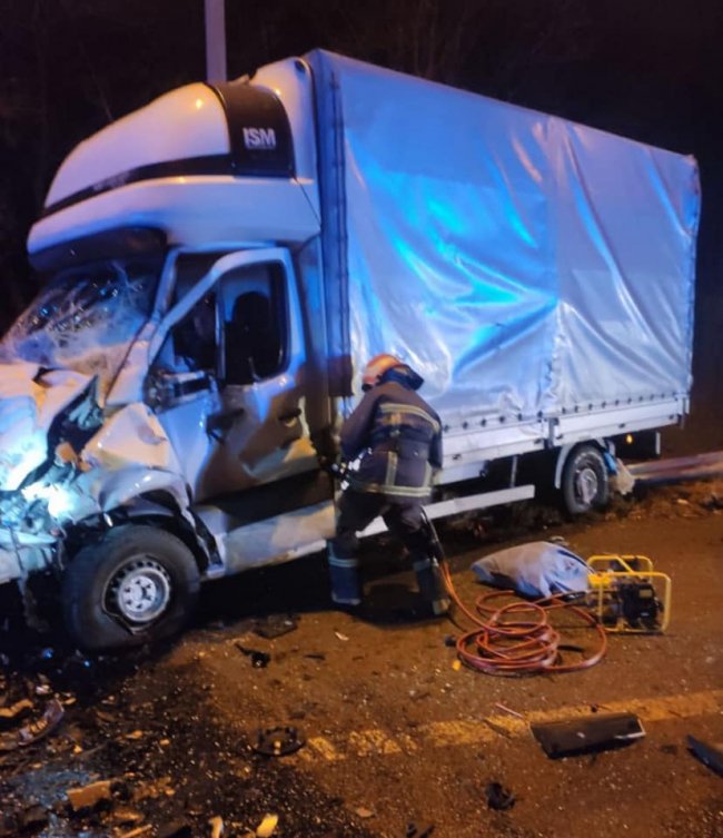 На Рівненщині сталася автотроща: двох потерпілих вирізали з понівеченого авто. ФОТО