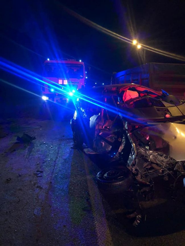 На Рівненщині сталася автотроща: двох потерпілих вирізали з понівеченого авто. ФОТО