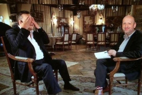 «Підтримувач страусів»: у Мережі висміяли інтерв'ю Януковича. ФОТО