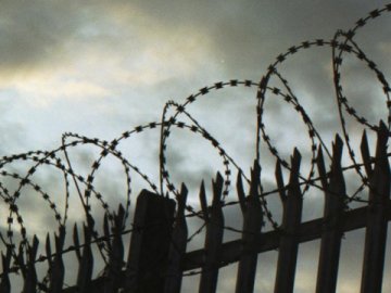 Удар по Оленівці: Росія перевела частину українських захисників у барак, який навмисне обстріляла, – Подоляк