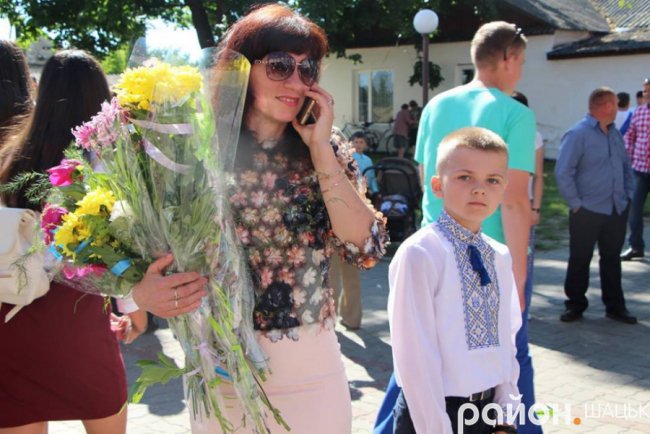 Волинські випускники зворушливо подякували вчительці