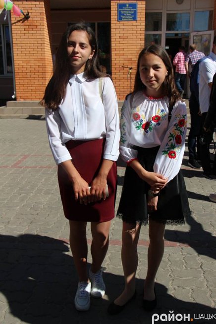 Волинські випускники зворушливо подякували вчительці