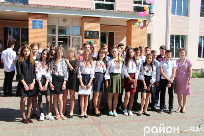 Волинські випускники зворушливо подякували вчительці