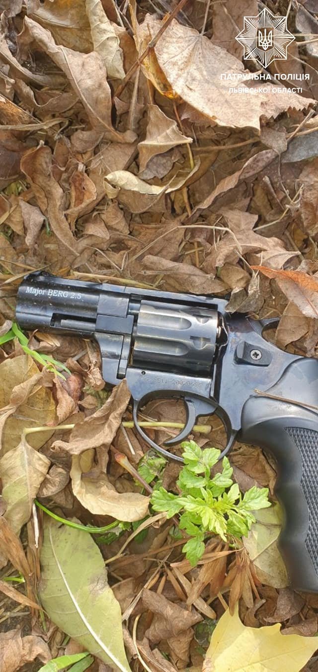 У Львові п'яна жінка посеред вулиці погрожувала зброєю