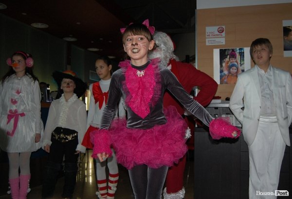 У Луцьку дітям із проблемних родин подарували новорічне свято. ФОТО