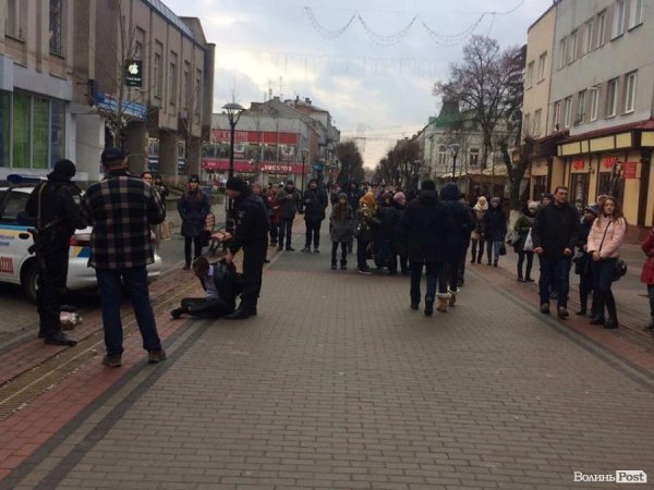 У центрі Луцька втихомирювали буяна. Кажуть, поводився неадекватно