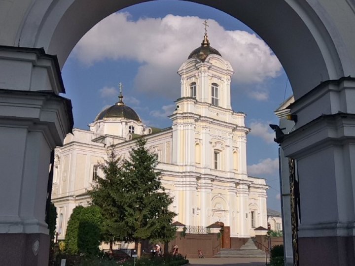 У Луцьку п’яний чоловік увірвався до вівтаря собору й побив священника під час служби