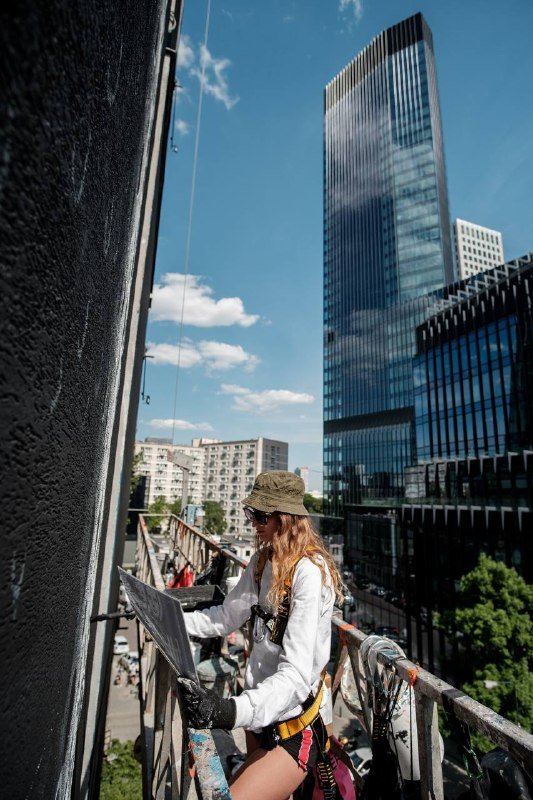 Художниця з Волині створює гігантські картини на стінах будинків у Нью-Йорку