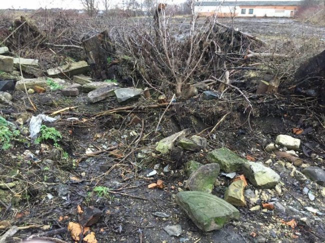 У місті на Волині знайшли рештки єврейських надгробків. ФОТО