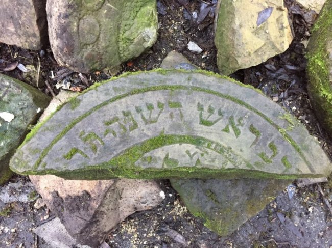 У місті на Волині знайшли рештки єврейських надгробків. ФОТО