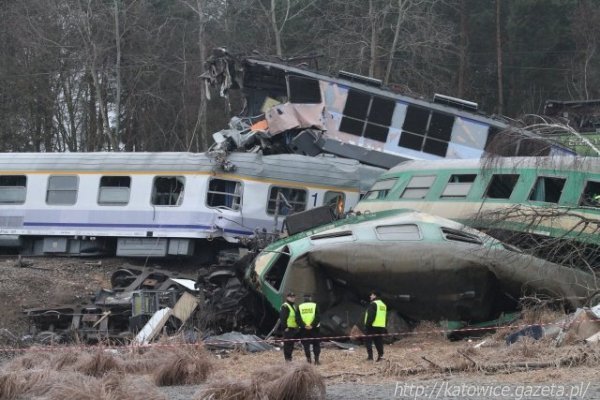 Катастрофа: два поїзди лоб в лоб зіткнулися у Польщі. Постраждали українці