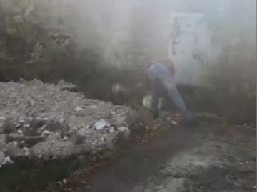 У Луцьку «на гарячому» спіймали чоловіка, який викидав будівельне сміття посеред вулиці. ВІДЕО