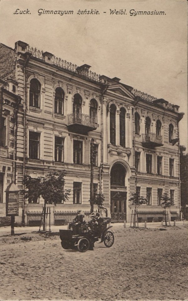 Перший автомобіль на нинішній вулиці Винниченка. Фото з Національної бібліотеки Польщі