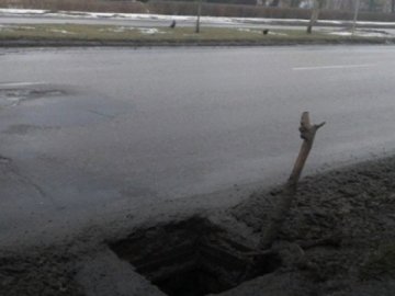 У Луцьку посеред дороги – небезпечна яма. ФОТО