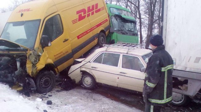 Із розбитого вщент авто після жахливої аварії в Голобах врятували жінку
