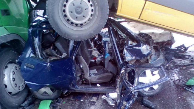 Із розбитого вщент авто після жахливої аварії в Голобах врятували жінку