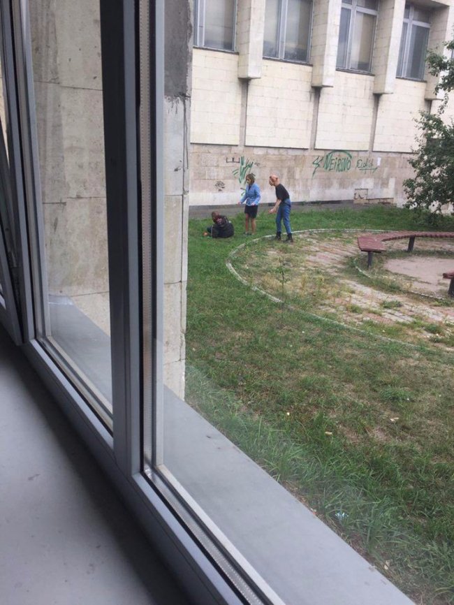 У Києві чоловік перерізав собі горло