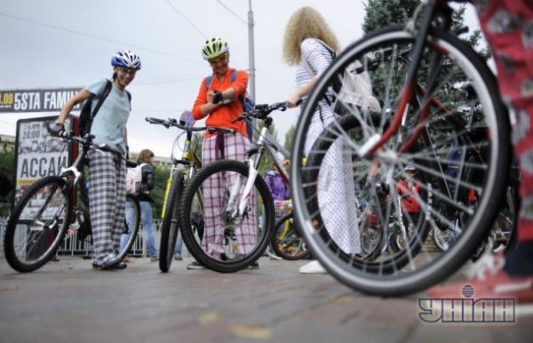 Фото київського велопараду в піжамах і чоботах