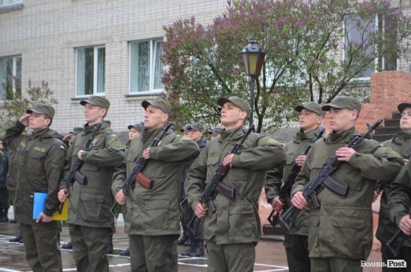 У Луцьку складали військову присягу під дощем