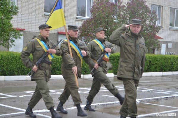 У Луцьку складали військову присягу під дощем