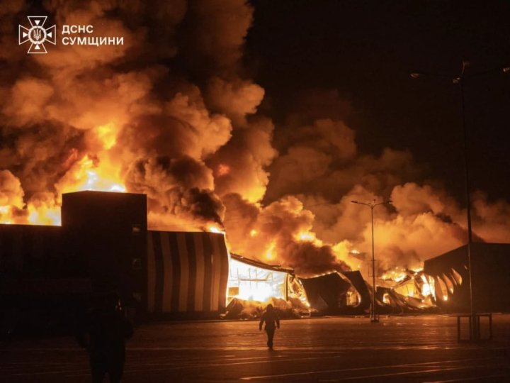 Росія вдарила у Сумах по торговому центру та багатоповерхівці