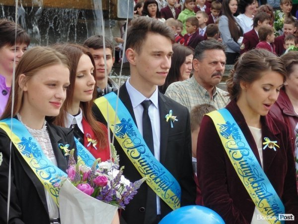 Останній дзвінок у Луцьку: четверта гімназія. ФОТО