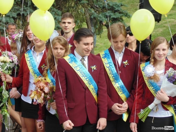 Останній дзвінок у Луцьку: четверта гімназія. ФОТО