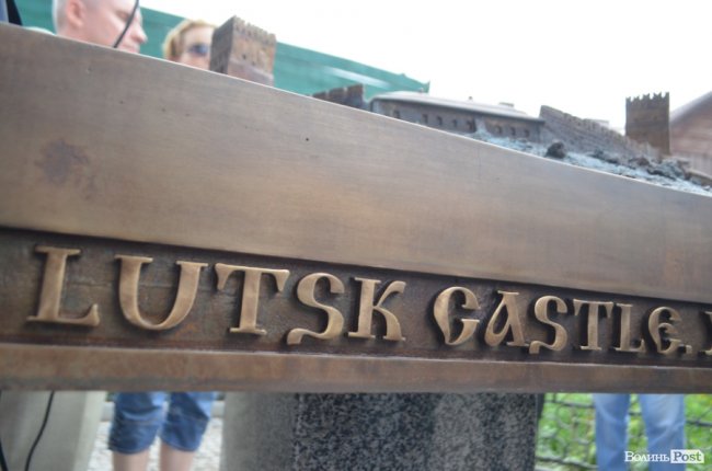 Замок Любарта на дотик: у Луцьку встановили бронзовий макет твердині. ФОТО