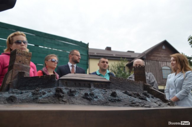 Замок Любарта на дотик: у Луцьку встановили бронзовий макет твердині. ФОТО