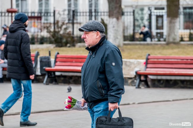 За день до свята: Луцьк накрила тюльпанова лихоманка. ФОТО