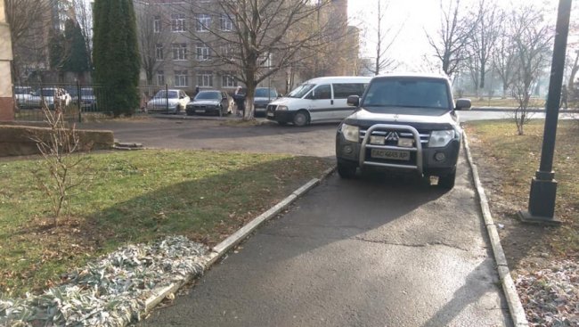 «Автоандон» на джипі заблокував тротуар біля дитячої поліклініки в Луцьку. ФОТО