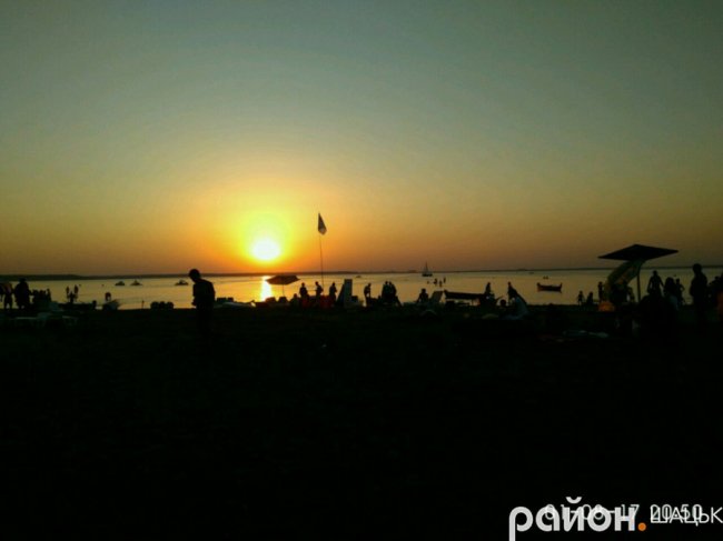 Опублікували дивовижні світлини заходу сонця на Світязі