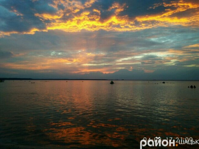 Опублікували дивовижні світлини заходу сонця на Світязі