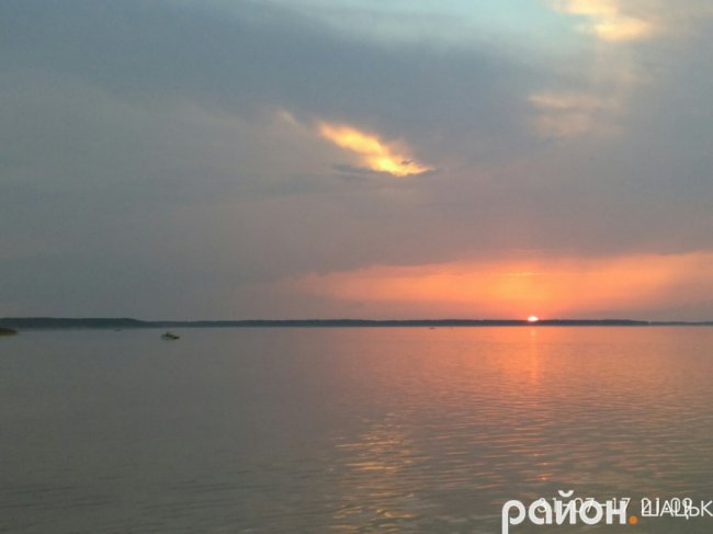 Опублікували дивовижні світлини заходу сонця на Світязі