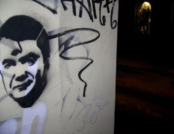 На львівських стінах з'явився триокий Янукович. ФОТО