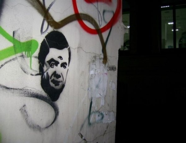 На львівських стінах з'явився триокий Янукович. ФОТО