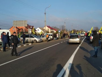 Запалили факели, поставили намети: у Княгининку триває протест «євробляхарів». ВІДЕО
