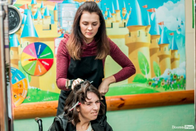 Бенкет, лімузини та королівські наряди: у Луцьку організували  свято для людей з інвалідністю. ФОТО