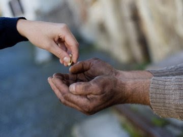 Жінка, яка просить милостиню під собором Святої Трійці в Луцьку, розповіла свою історію. ВІДЕО