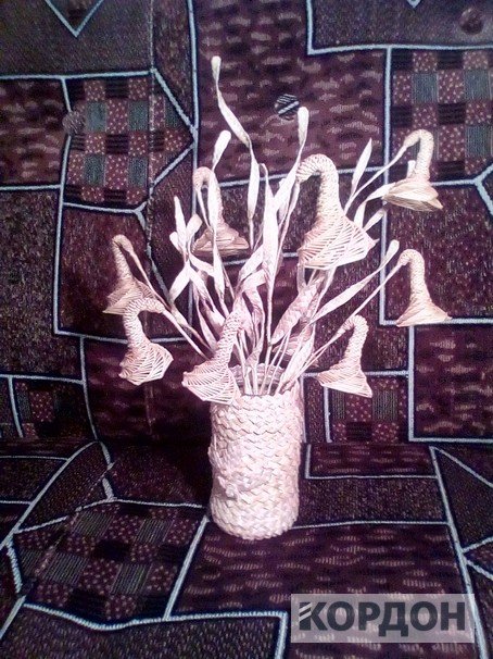 Волинянка виготовляє креативні прикраси з соломи