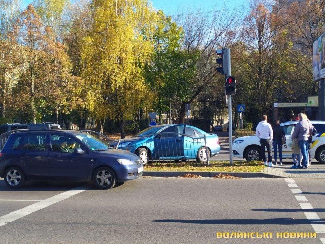 У Луцьку на Соборності Ford протаранив паркан. ФОТО