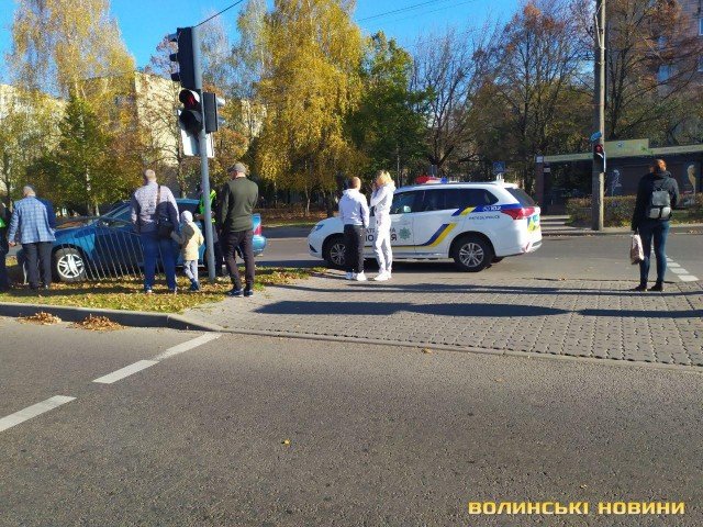 У Луцьку на Соборності Ford протаранив паркан. ФОТО