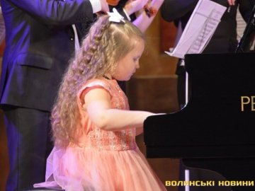 На концерті «Con Moto» в Луцьку дебютувала 8-річна піаністка