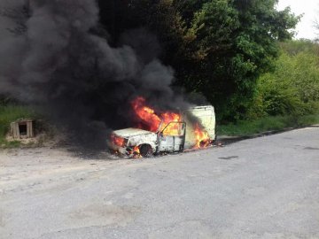 Машина загорілася на ходу: на Рівненщині посеред траси палав Renault. ФОТО
